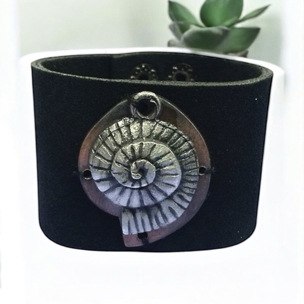 Handmade Antique Silver Tone Nautilus Sea Shell Fossil Leather Cuff Bracelet